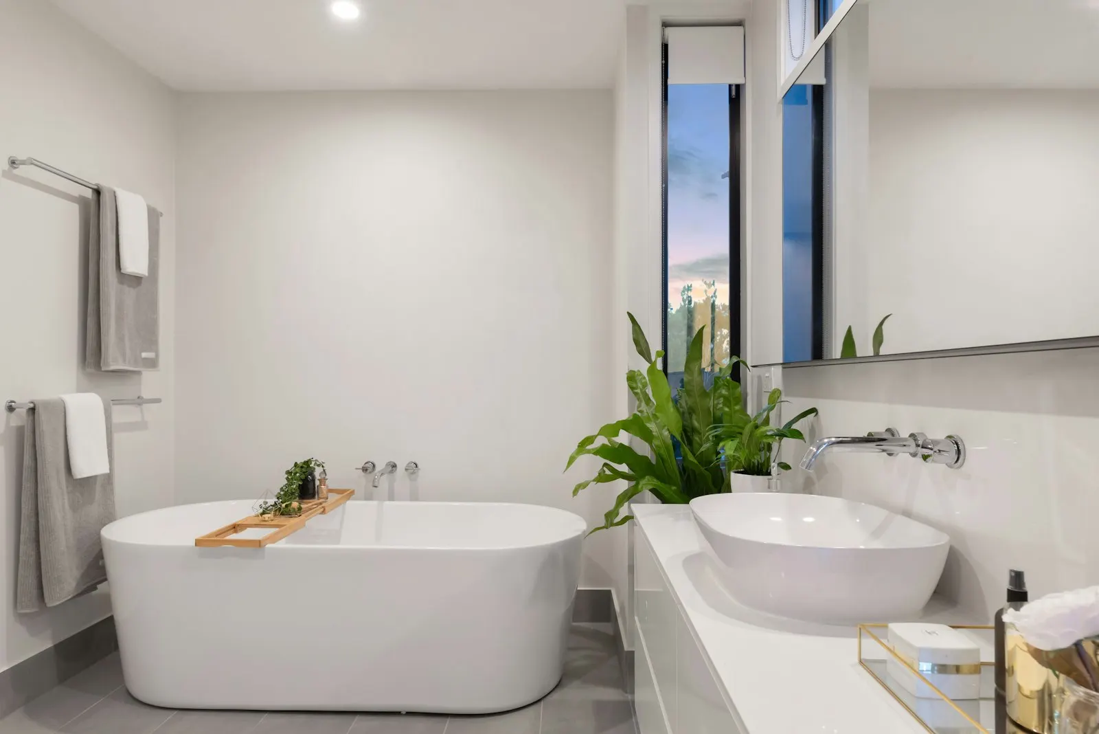 Hochwertig saniertes Bad mit freistehender Wanne